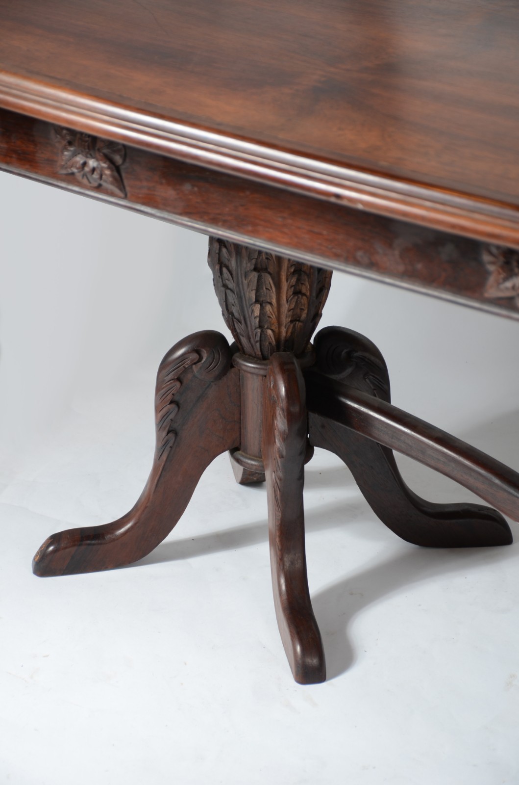 Mesa de jantar de jacarandá. Acompanham 10 cadeiras sendo duas com... - foto 7 de 11