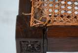 Mesa de jantar de jacarandá. Acompanham 10 cade... - Mesa de jantar de jacarandá. Acompanham 10 cadeiras sendo duas com braços (um singela quebrada), forração de palhinha e almofadas soltas.