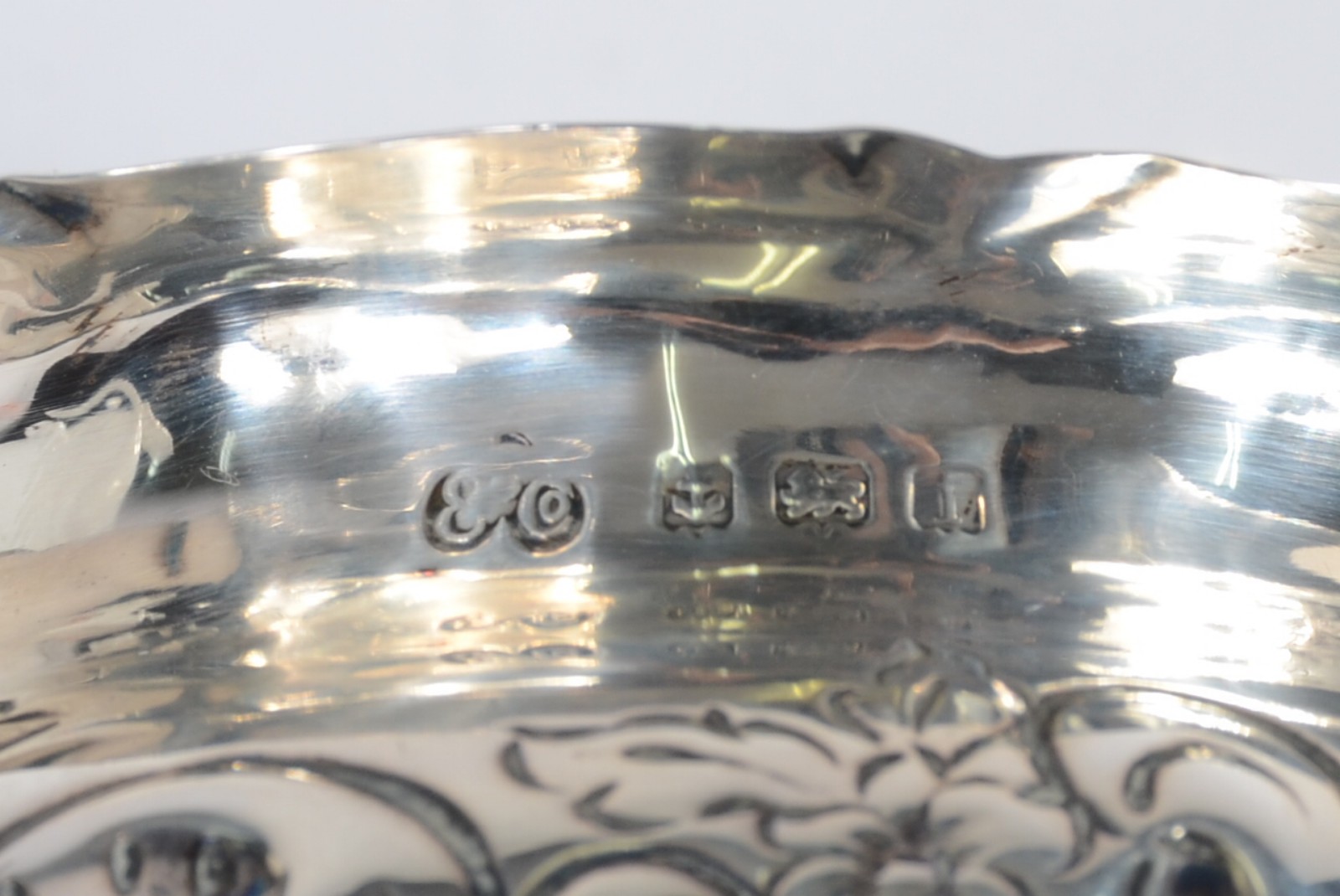 Pequeno vaso em prata inglesa contrastada, trabalhado com cinzelados... - foto 5 de 5