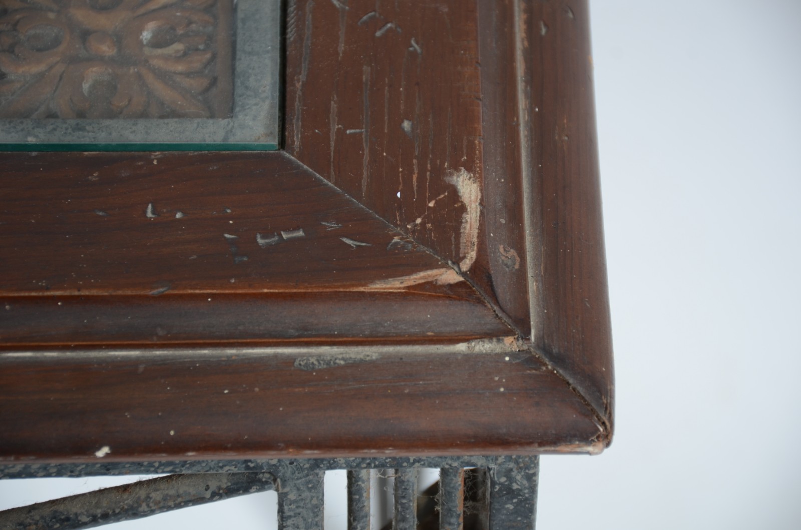 Aparador de metal com detalhe de madeira no tampo coberto por vidro... - foto 4 de 5