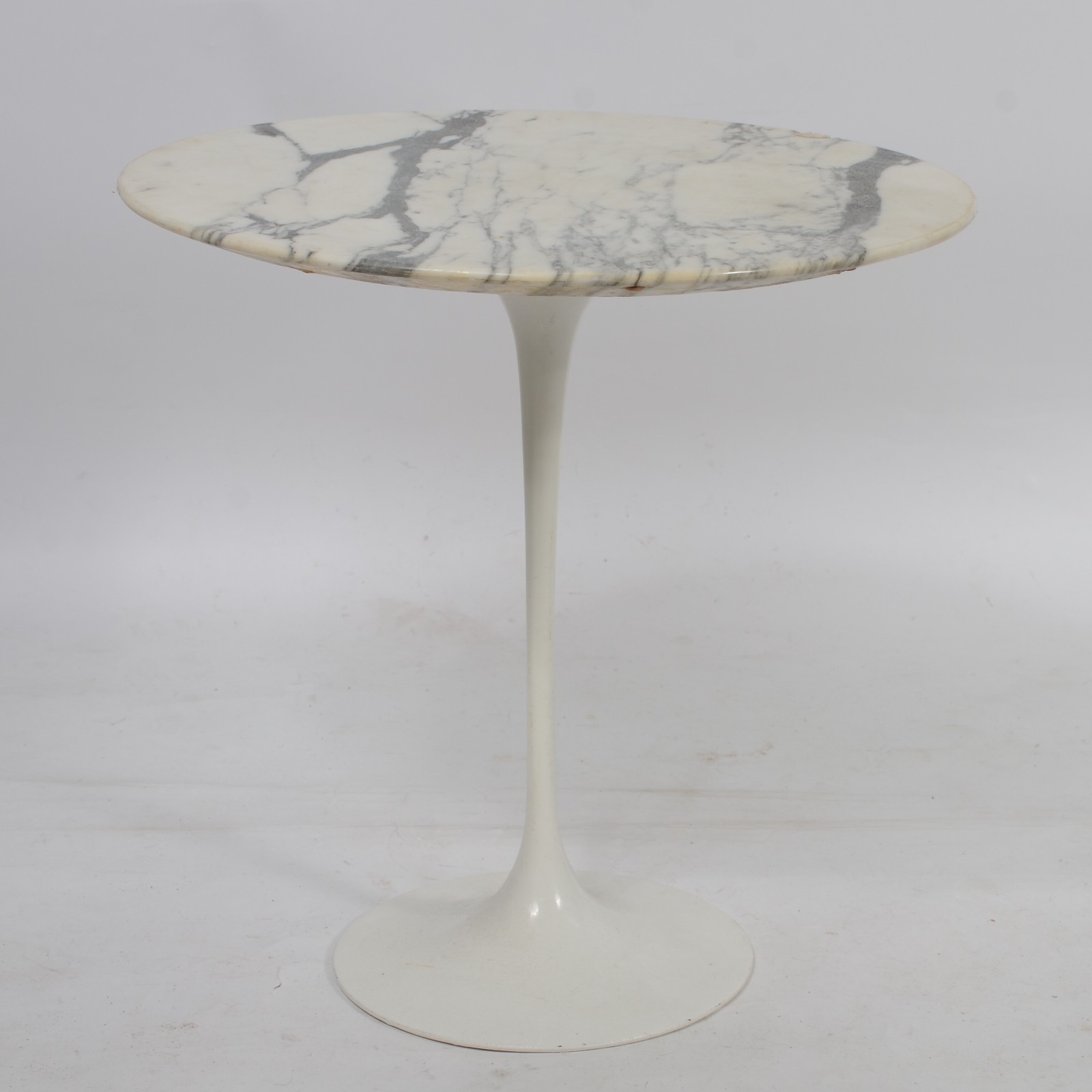 Mesa "Saarinen" com base de metal pintado de branco e tampo de... - foto 1 de 6
