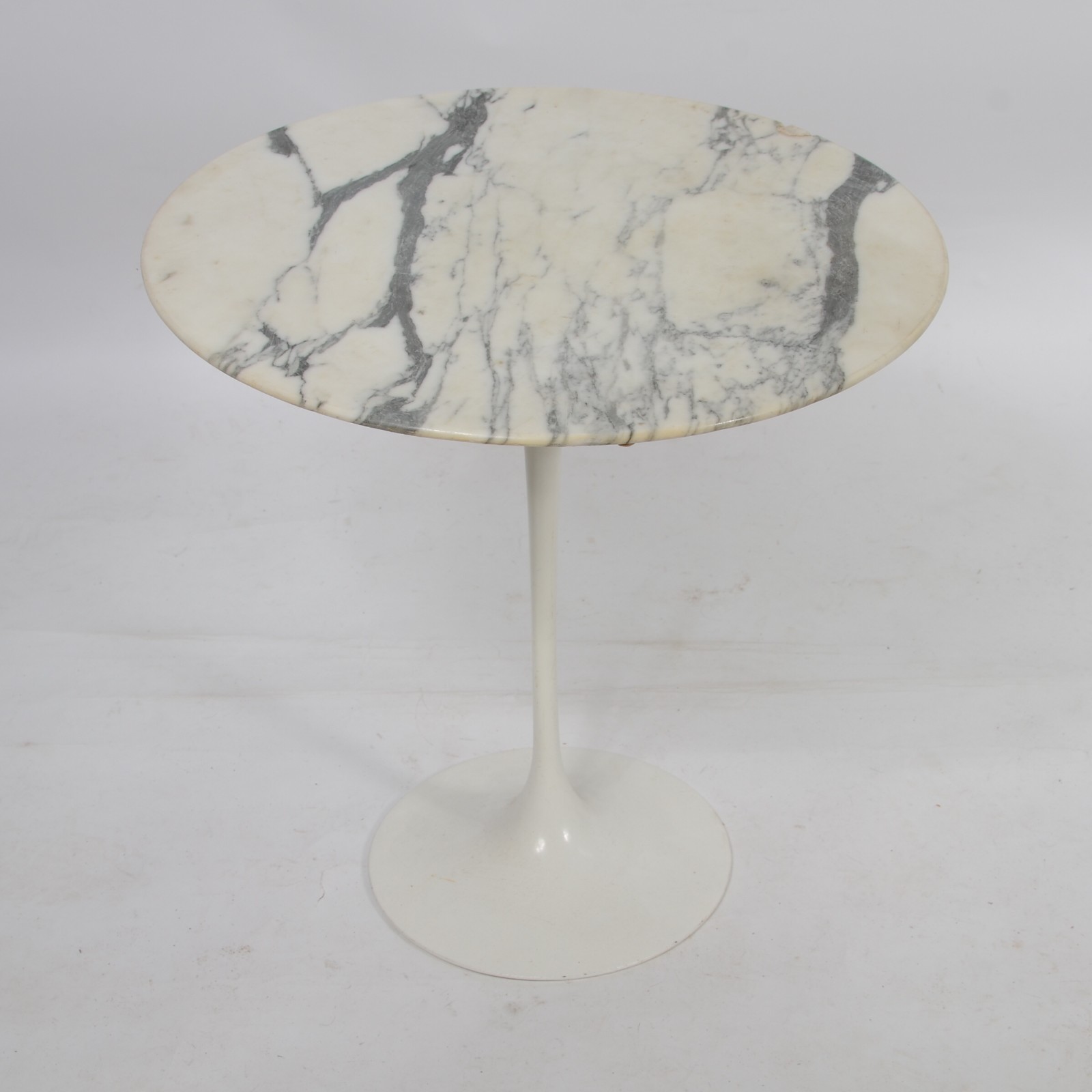 Mesa "Saarinen" com base de metal pintado de branco e tampo de... - foto 2 de 6