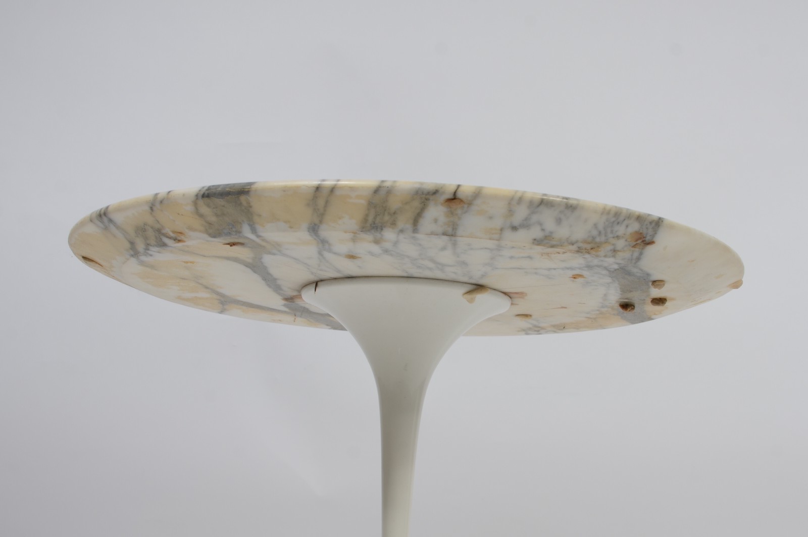 Mesa "Saarinen" com base de metal pintado de branco e tampo de... - foto 3 de 6