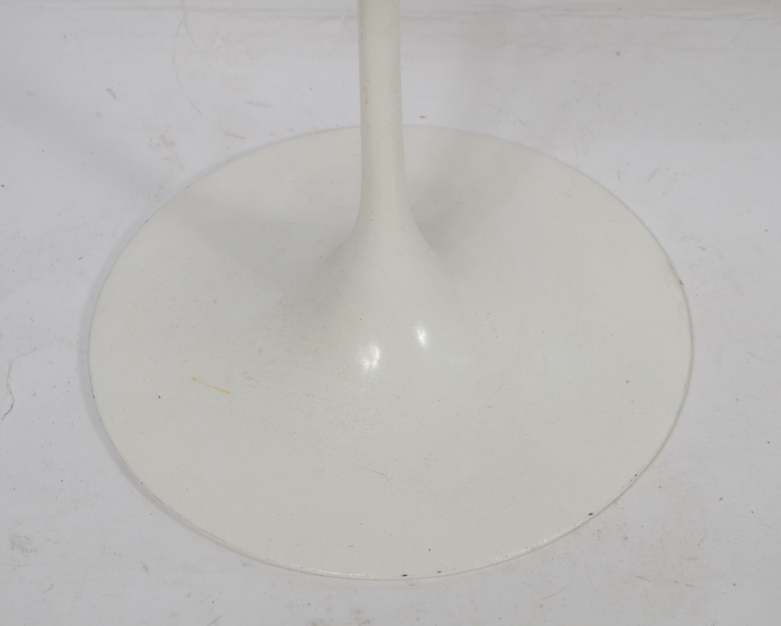 Mesa "Saarinen" com base de metal pintado de branco e tampo de... - foto 4 de 6