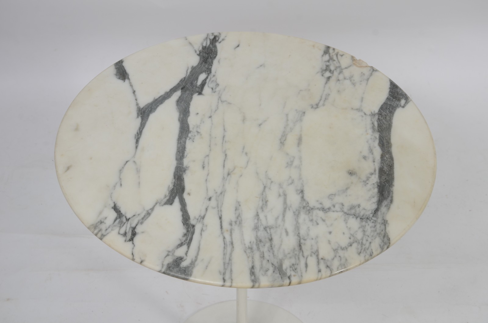 Mesa "Saarinen" com base de metal pintado de branco e tampo de... - foto 5 de 6