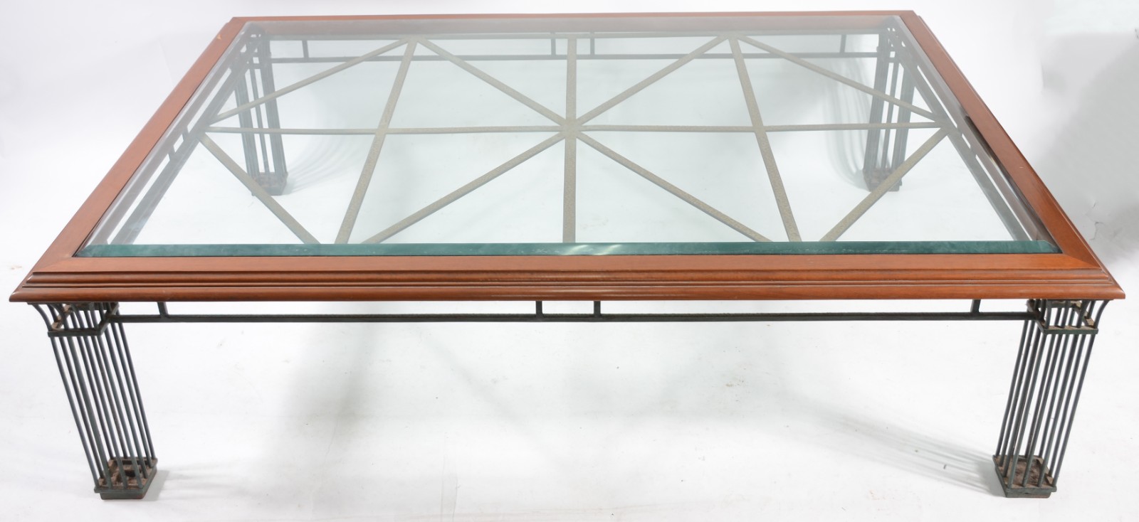 Mesa de centro de metal com detalhe de madeira no tampo coberto por... - foto 2 de 8