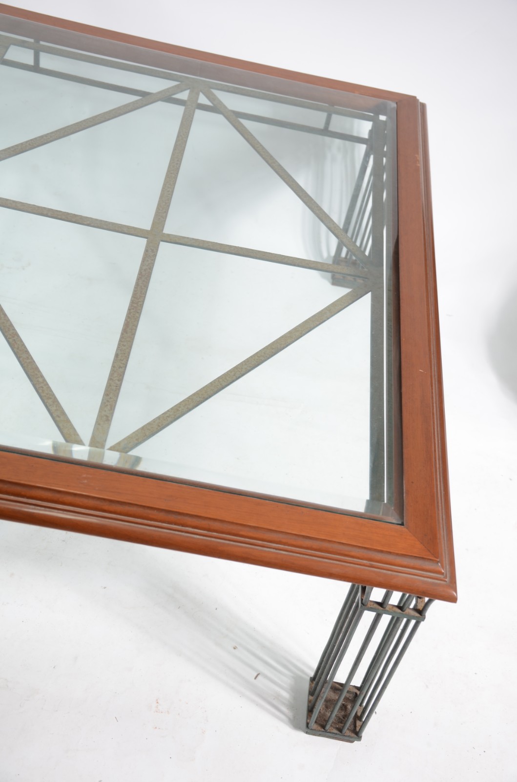 Mesa de centro de metal com detalhe de madeira no tampo coberto por... - foto 4 de 8