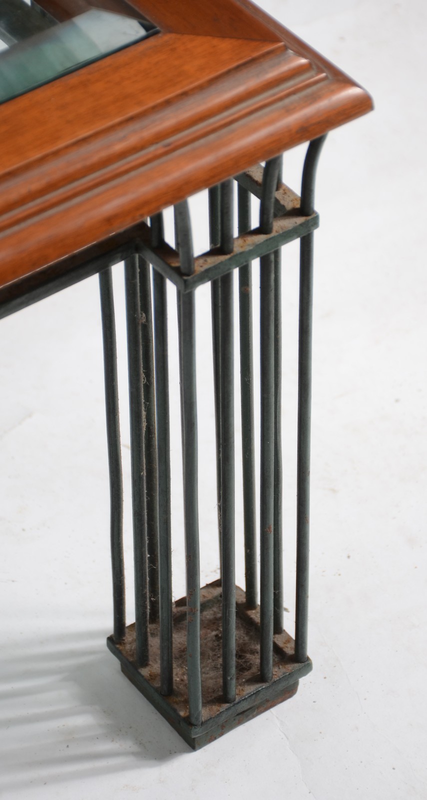 Mesa de centro de metal com detalhe de madeira no tampo coberto por... - foto 5 de 8