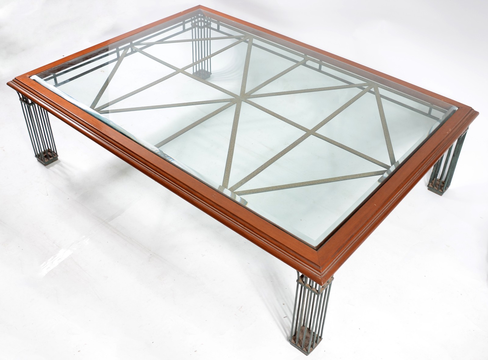 Mesa de centro de metal com detalhe de madeira no tampo coberto por... - foto 1 de 8