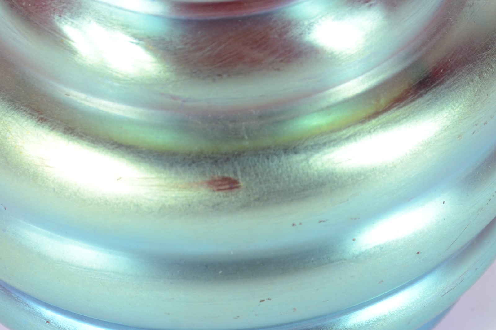 Vaso de vidro com pintura iridescente trabalhado em gomos. - foto 4 de 4