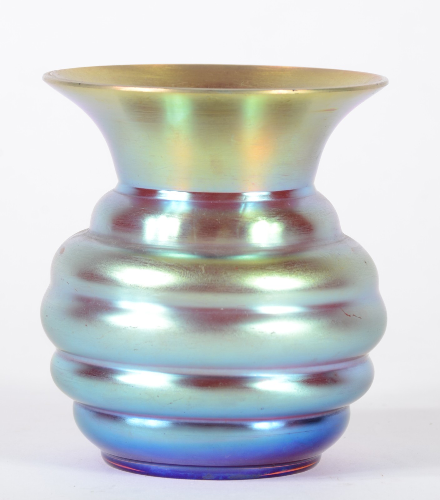 Vaso de vidro com pintura iridescente trabalhado em gomos. - foto 1 de 4