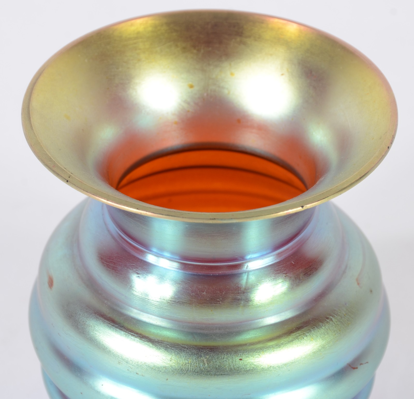 Vaso de vidro com pintura iridescente trabalhado em gomos. - foto 2 de 4