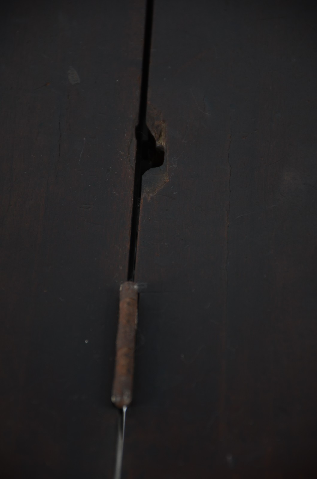 Mesa auxiliar de madeira nobre com tampo recortado e dobrável... - foto 6 de 11