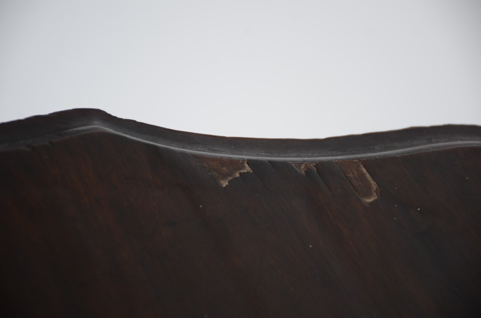 Mesa auxiliar de madeira nobre com tampo recortado e dobrável... - foto 7 de 11