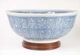 Grande Bowl oriental de porcelana oriental azul... - Grande Bowl oriental de porcelana oriental azul e branca, base de madeira.