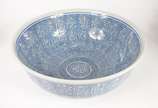 Grande Bowl oriental de porcelana oriental azul... - Grande Bowl oriental de porcelana oriental azul e branca, base de madeira.