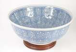 Grande Bowl oriental de porcelana oriental azul... - Grande Bowl oriental de porcelana oriental azul e branca, base de madeira.