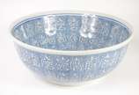 Grande Bowl oriental de porcelana oriental azul... - Grande Bowl oriental de porcelana oriental azul e branca, base de madeira.