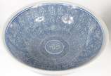Grande Bowl oriental de porcelana oriental azul... - Grande Bowl oriental de porcelana oriental azul e branca, base de madeira.