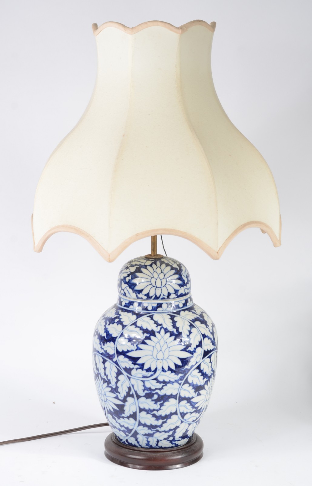 Abatjour de porcelana nas cores azul e branco e cúpula na cor bege. - foto 1 de 5