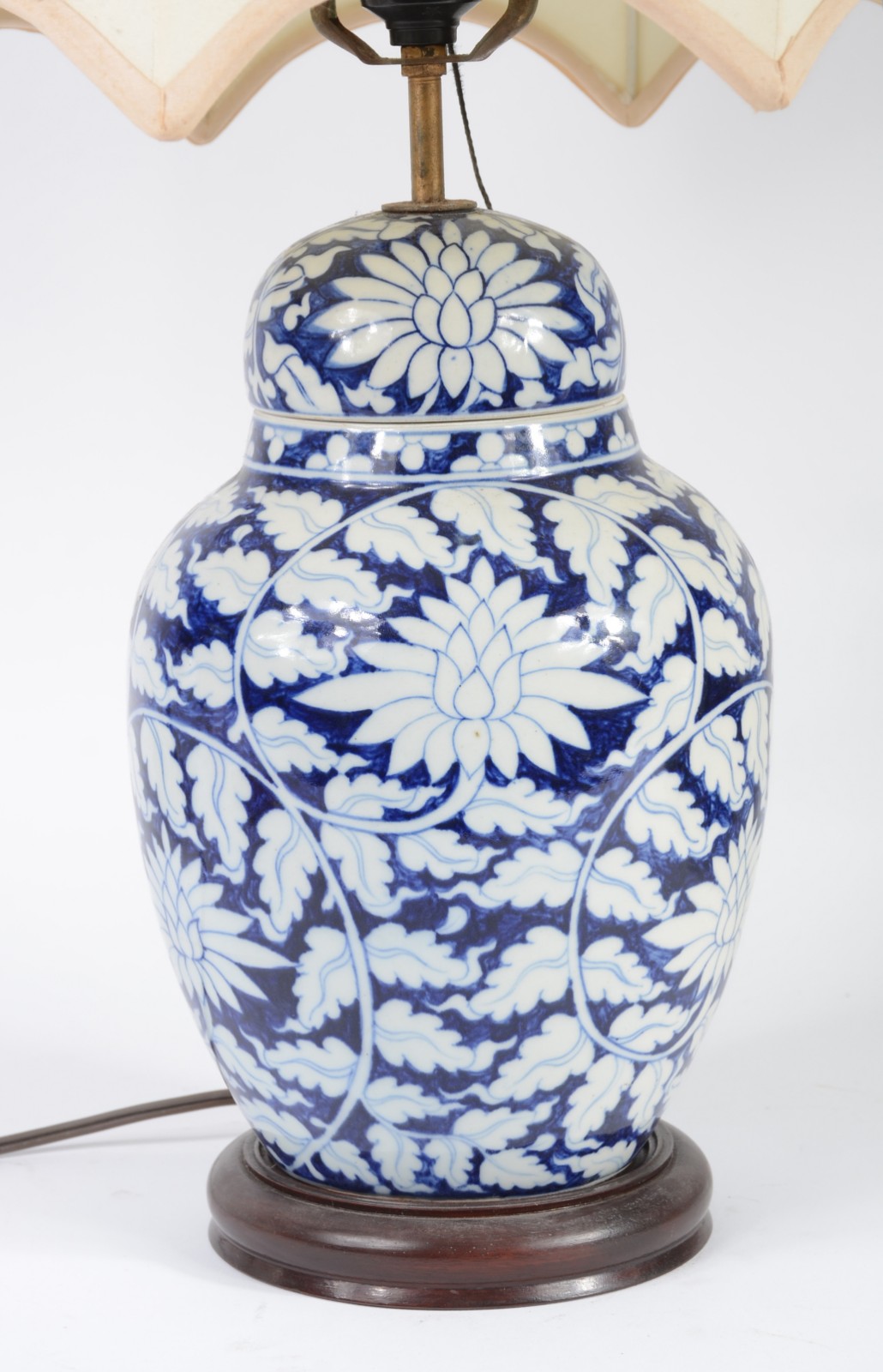 Abatjour de porcelana nas cores azul e branco e cúpula na cor bege. - foto 3 de 5