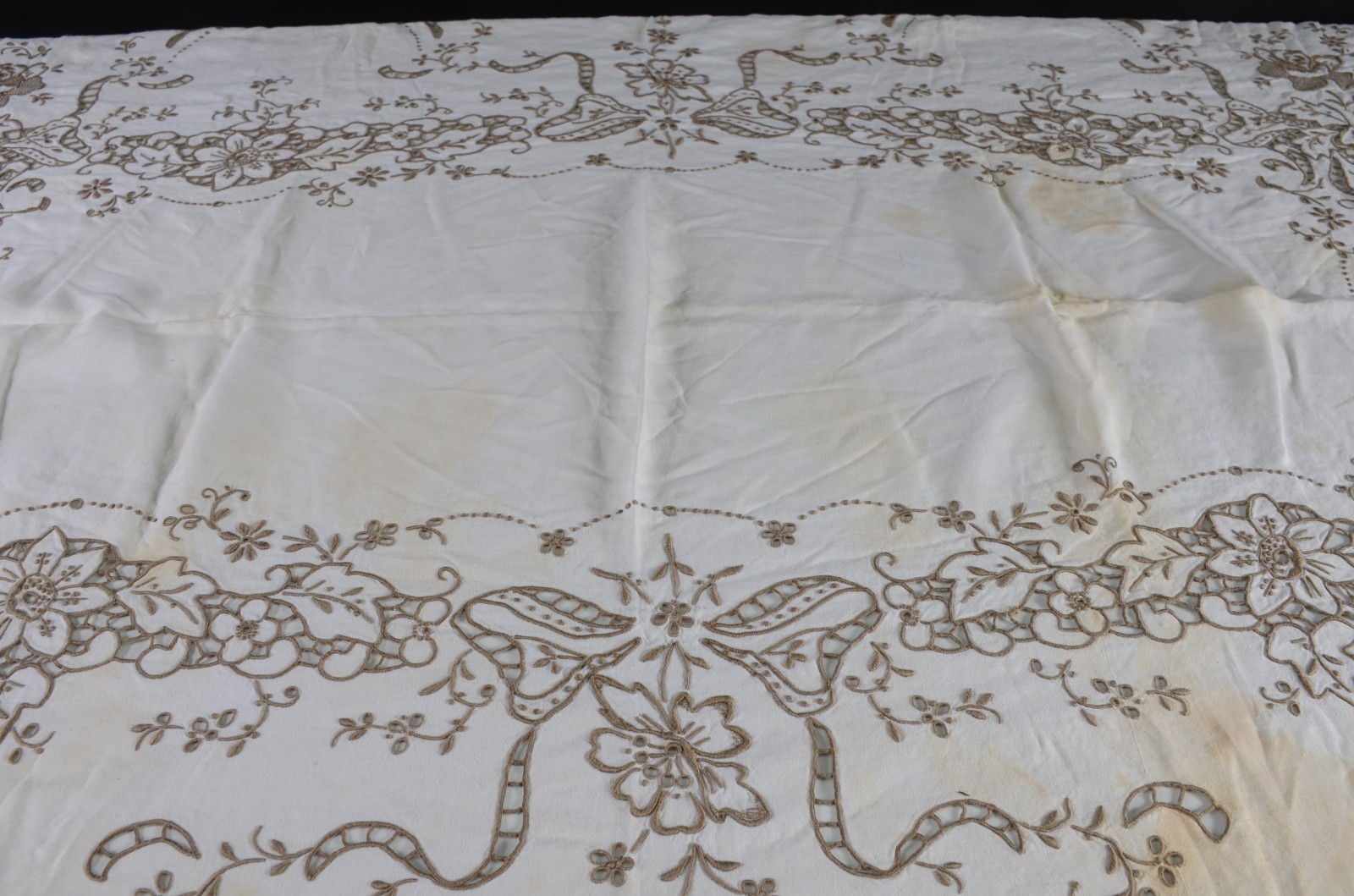 Toalha de mesa em linho bordado med. 1,67 x 2,42 m. (pequenas... - foto 2 de 5