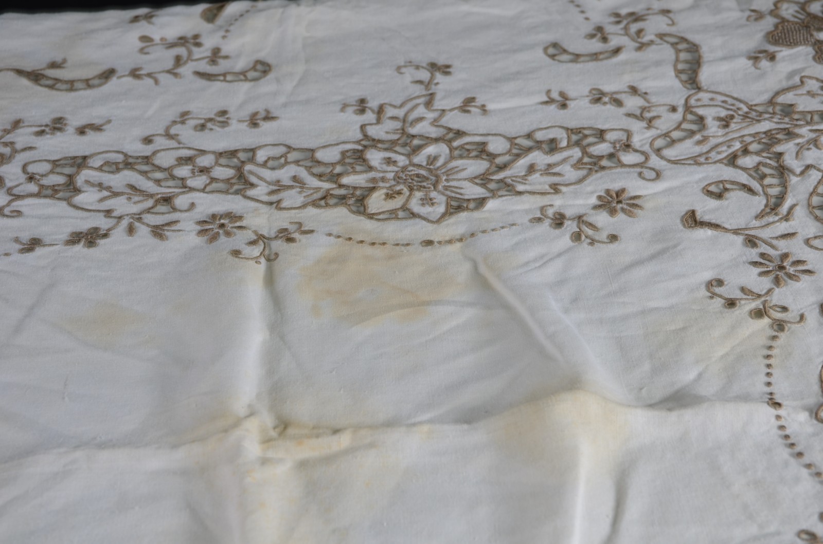 Toalha de mesa em linho bordado med. 1,67 x 2,42 m. (pequenas... - foto 3 de 5