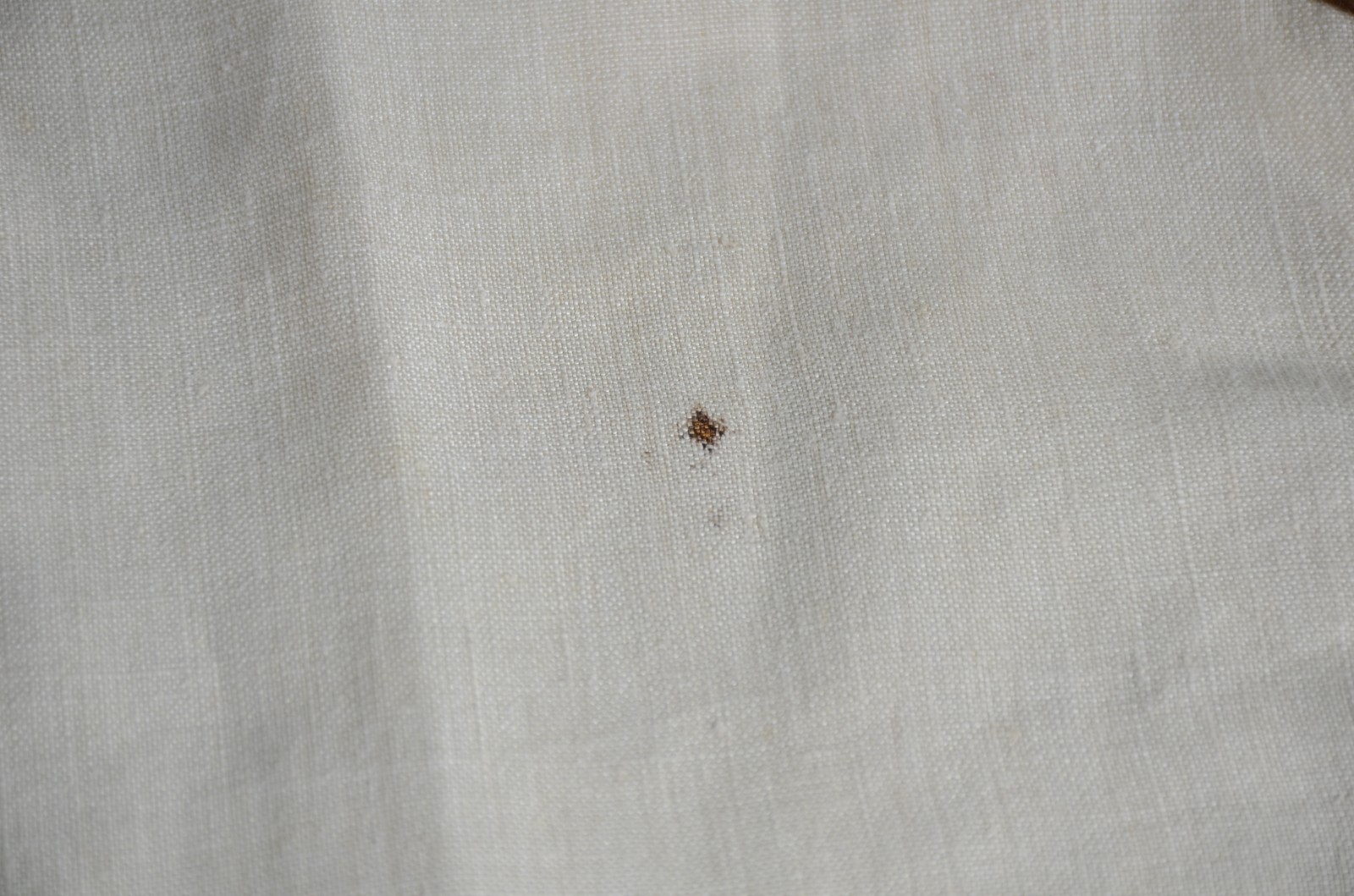 Tres toalhas de mesa, sendo: linho bege bordado de marrom escuro(1,94... - foto 11 de 11
