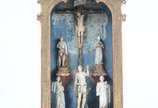 Oratório de lapinha de madeira patinada com ima... - Oratório de lapinha de madeira patinada com imagens de pedra sabão em policromia. Imagem de Cristo faltando os braços. Demais imagens com desgas...
