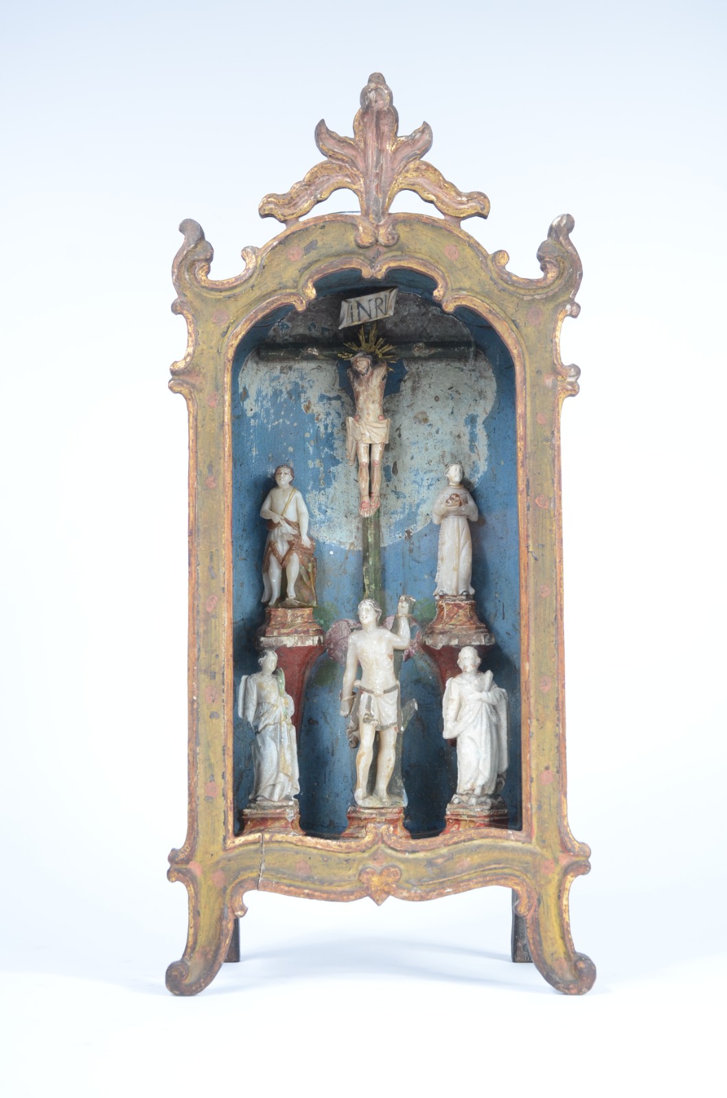 Oratório de lapinha de madeira patinada com imagens de pedra sabão em... - foto 1 de 11
