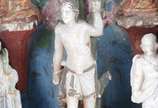 Oratório de lapinha de madeira patinada com ima... - Oratório de lapinha de madeira patinada com imagens de pedra sabão em policromia. Imagem de Cristo faltando os braços. Demais imagens com desgas...