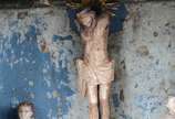 Oratório de lapinha de madeira patinada com ima... - Oratório de lapinha de madeira patinada com imagens de pedra sabão em policromia. Imagem de Cristo faltando os braços. Demais imagens com desgas...