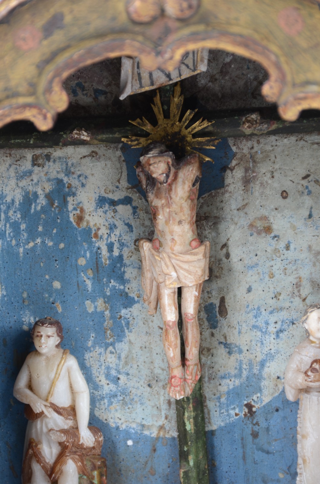 Oratório de lapinha de madeira patinada com imagens de pedra sabão em... - foto 4 de 11