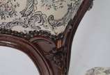 Par de cadeiras de madeira nobre, estilo Luiz X... - Par de cadeiras de madeira nobre, estilo Luiz XV, estofamento forrado com tecido floral, detalhes entalhados.