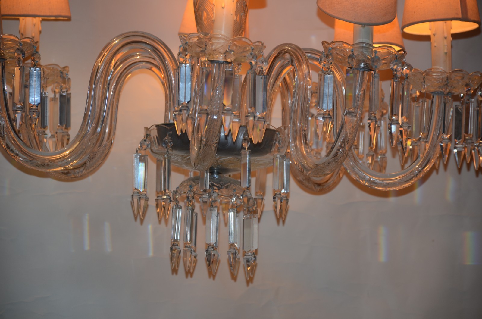 Lustre para 7 luzes de cristal, pingentes lapidados e pequenas mangas... - foto 3 de 3