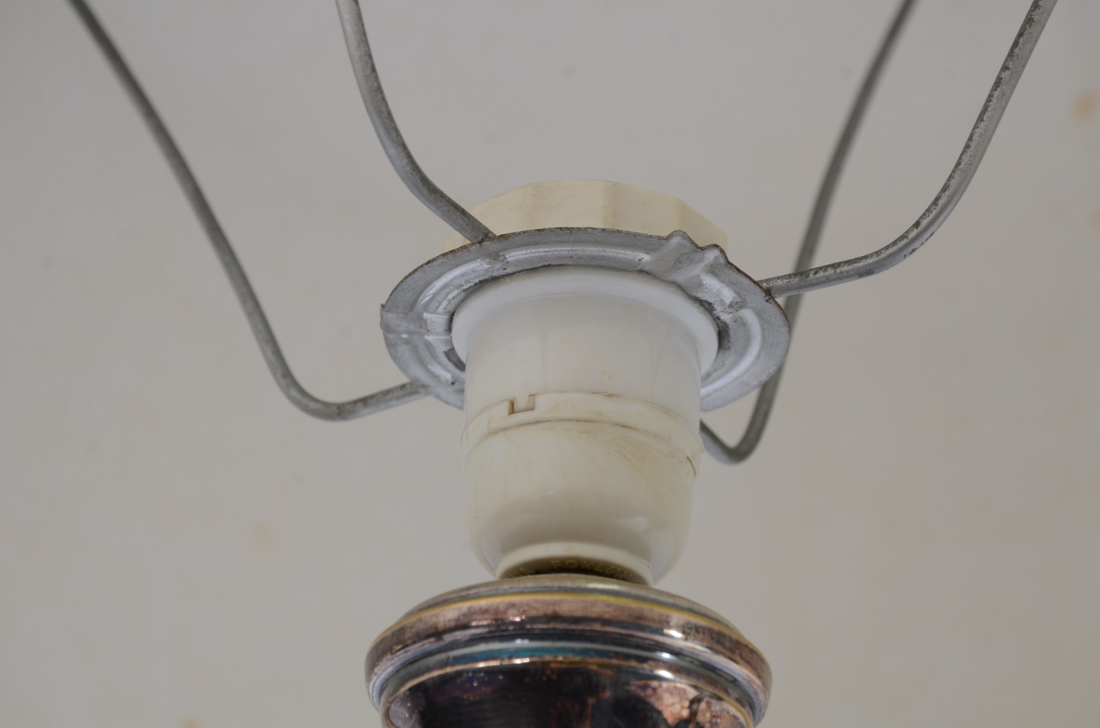 Par de abatjoures de metal prateado, cúpulas na cor bege (cúpulas... - foto 6 de 11