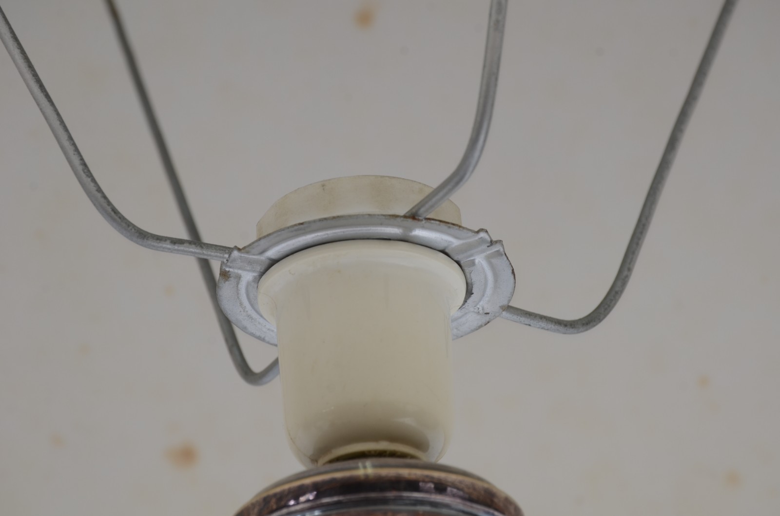 Par de abatjoures de metal prateado, cúpulas na cor bege (cúpulas... - foto 9 de 11