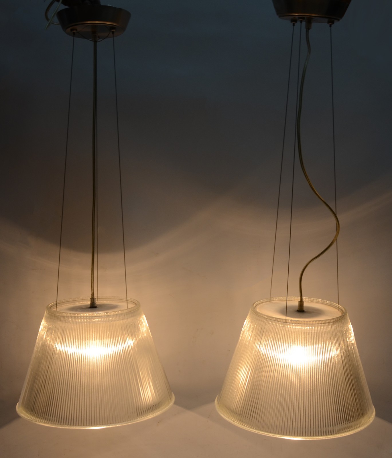 Par de luminárias com cúpulas de vidro frisado, alturas reguláveis... - foto 2 de 6