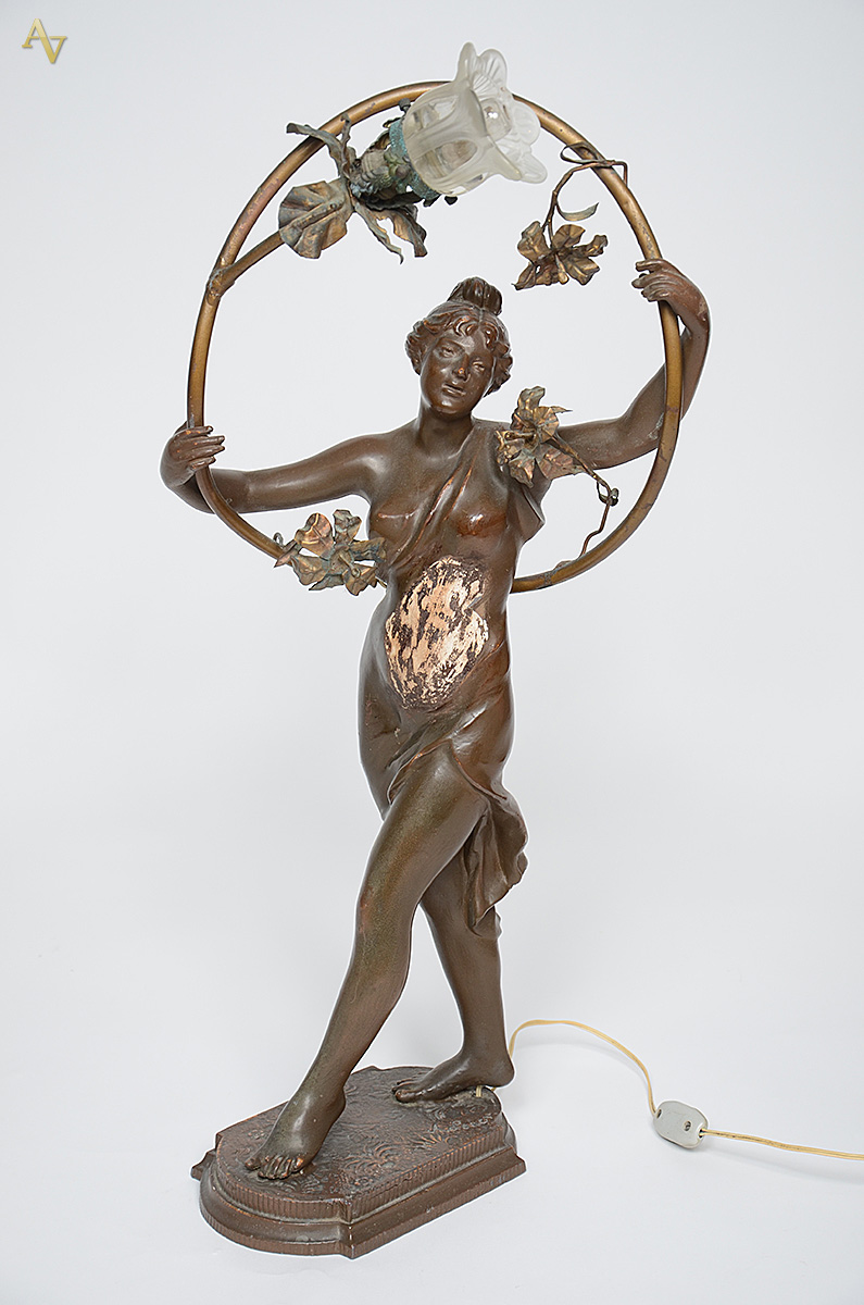 Luminária de petit bronze representando figura feminina. Altura 38 cm. - foto 1 de 2