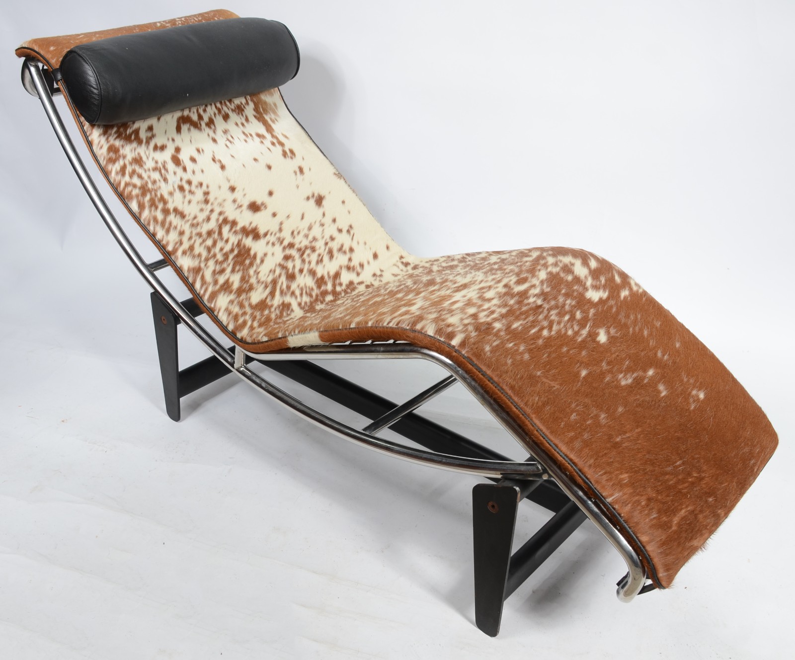 Chaise longue "Le Corbusier" de metal e couro de vaca (desgastes no... - foto 1 de 9