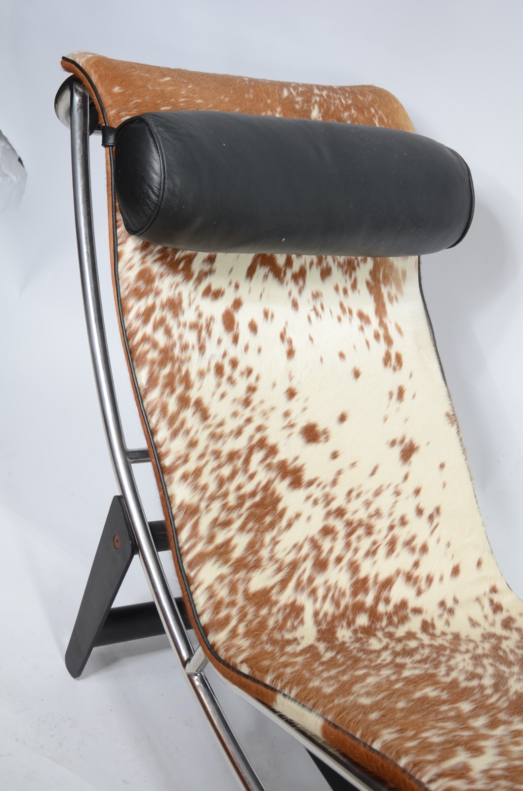 Chaise longue "Le Corbusier" de metal e couro de vaca (desgastes no... - foto 3 de 9