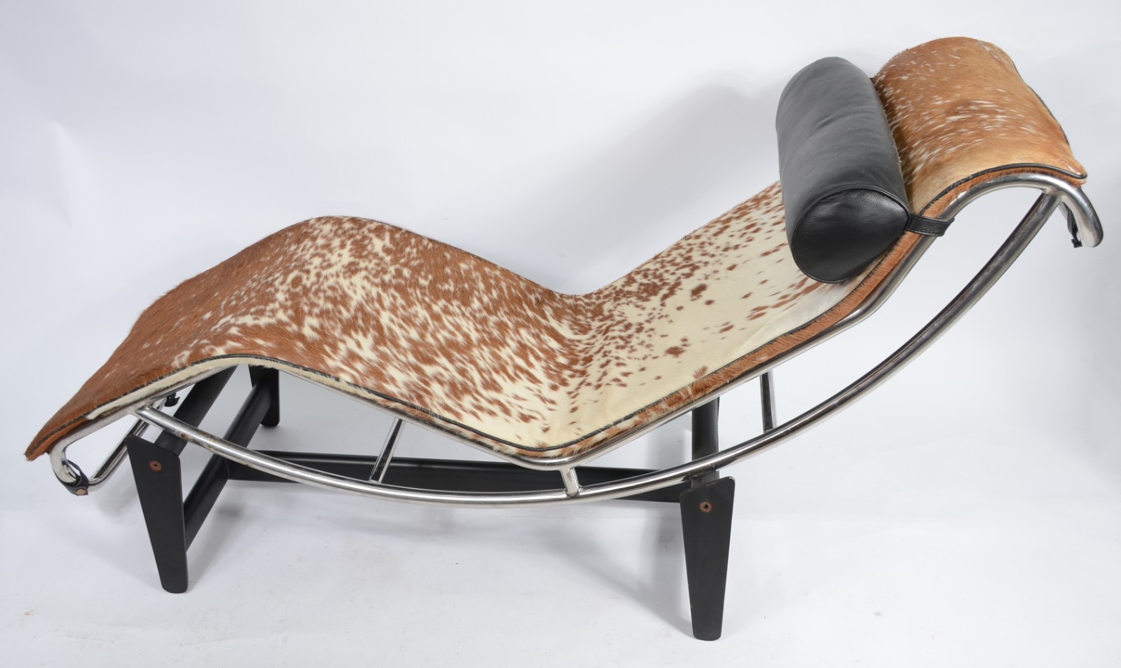 Chaise longue "Le Corbusier" de metal e couro de vaca (desgastes no... - foto 4 de 9