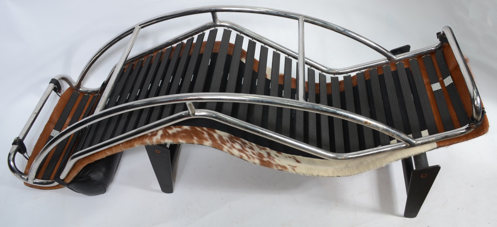 Chaise longue "Le Corbusier" de metal e couro de vaca (desgastes no... - foto 6 de 9