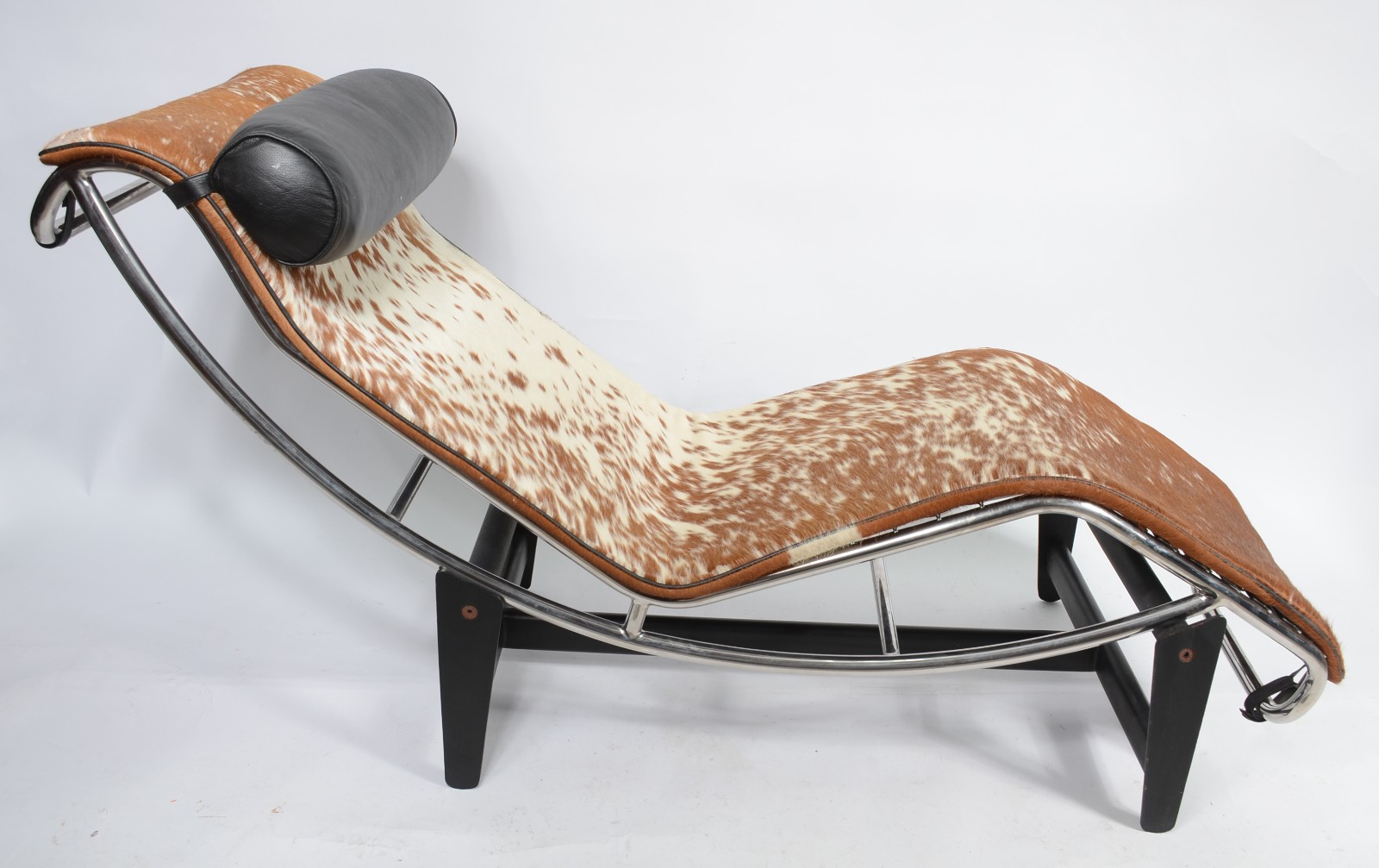 Chaise longue "Le Corbusier" de metal e couro de vaca (desgastes no... - foto 2 de 9