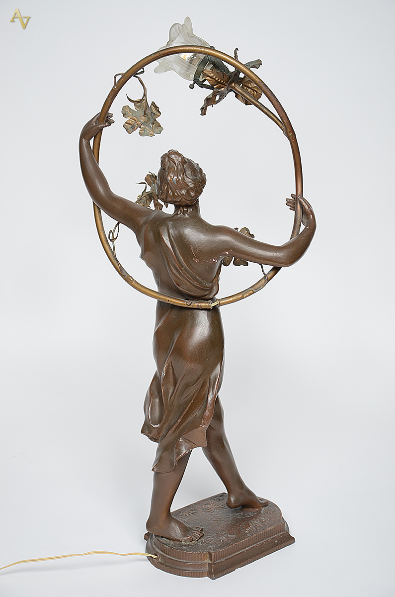 Luminária de petit bronze representando figura feminina. Altura 38 cm. - foto 2 de 2