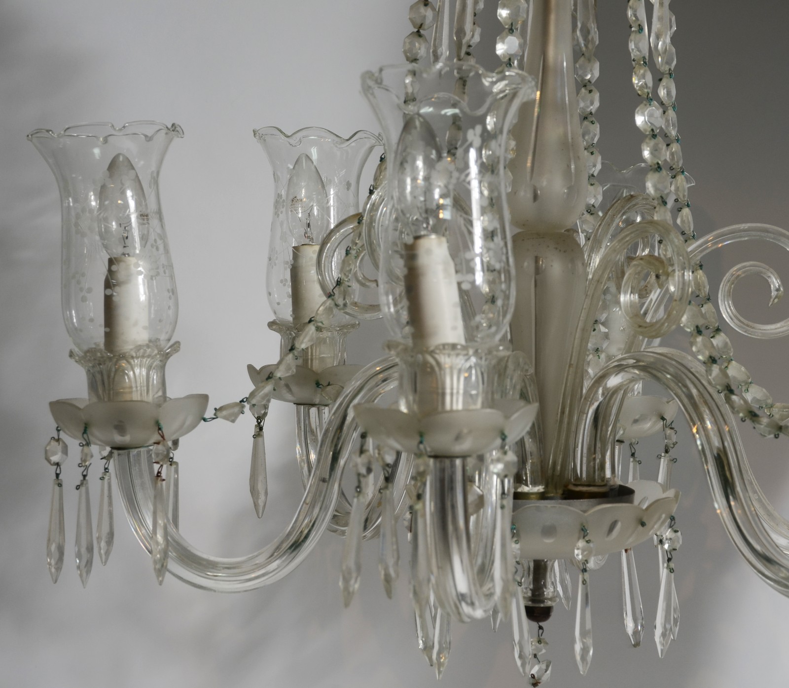 Lustre de cristal para 6 luzes com pingentes lapidados (faltando o... - foto 3 de 4