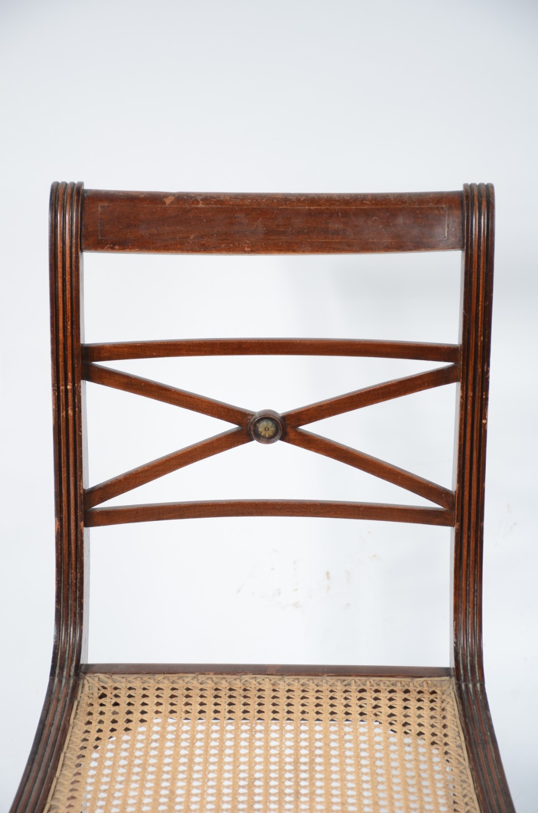 Mesa escrivaninha de madeira nobre com uma gaveta, alçada com... - foto 10 de 11