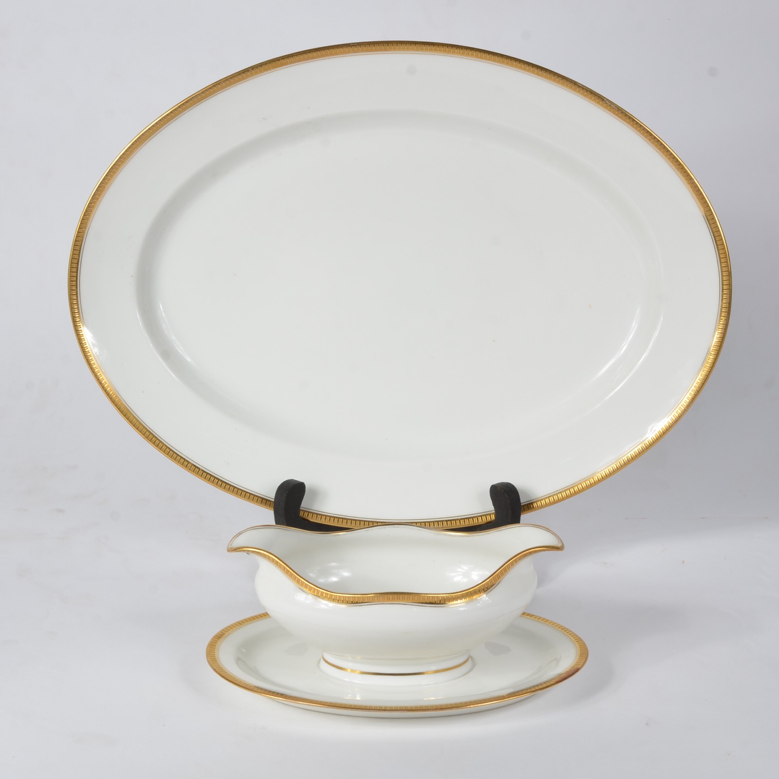 Duas peças de porcelana francesa, sendo travessa e molheira. - foto 1 de 9