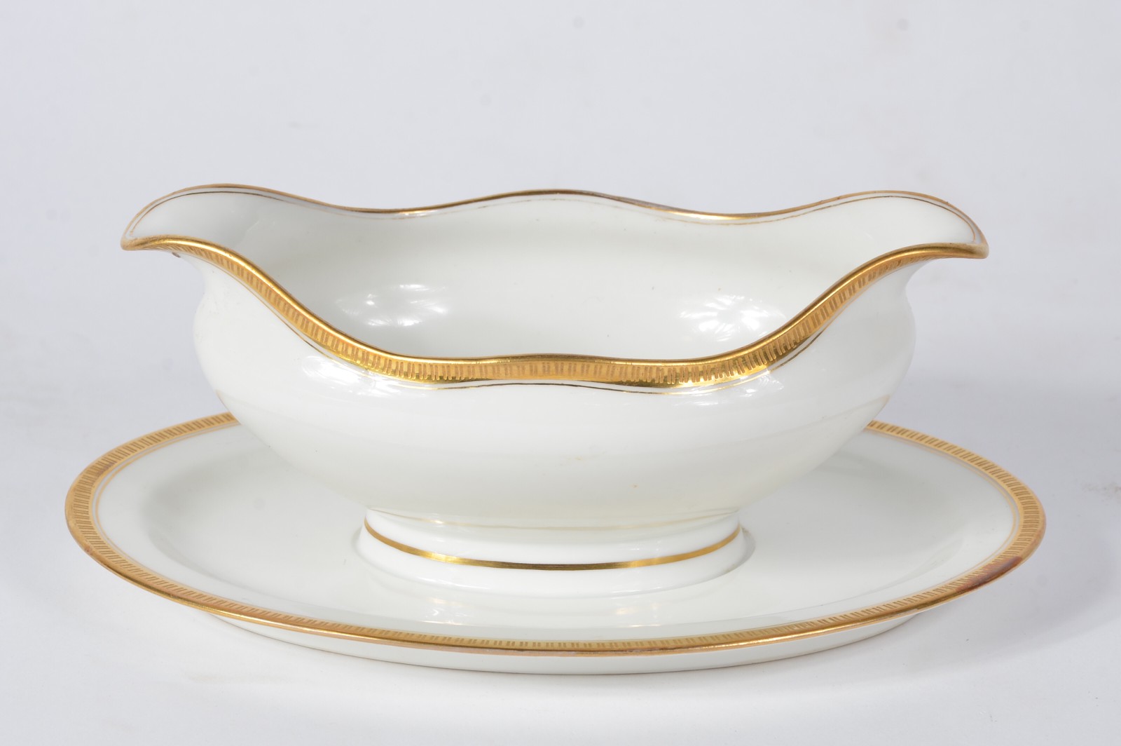 Duas peças de porcelana francesa, sendo travessa e molheira. - foto 5 de 9