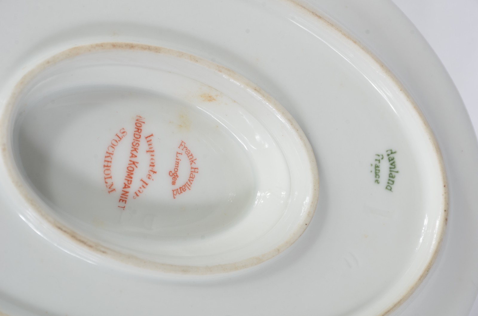 Duas peças de porcelana francesa, sendo travessa e molheira. - foto 7 de 9